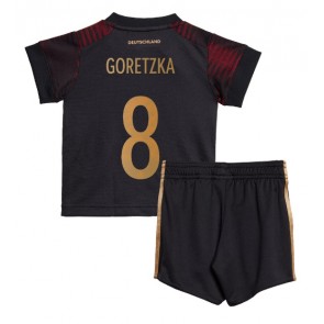 Tyskland Leon Goretzka #8 Bortatröja Barn VM 2022 Kortärmad (+ Korta byxor)
