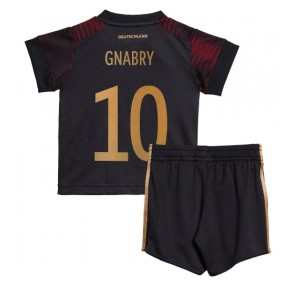 Tyskland Serge Gnabry #10 Bortatröja Barn VM 2022 Kortärmad (+ Korta byxor)