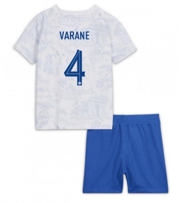 Frankrike Raphael Varane #4 Bortatröja Barn VM 2022 Kortärmad (+ Korta byxor)